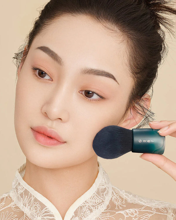 SOFT BLOOMING ON-THE-GO POWDER BRUSH