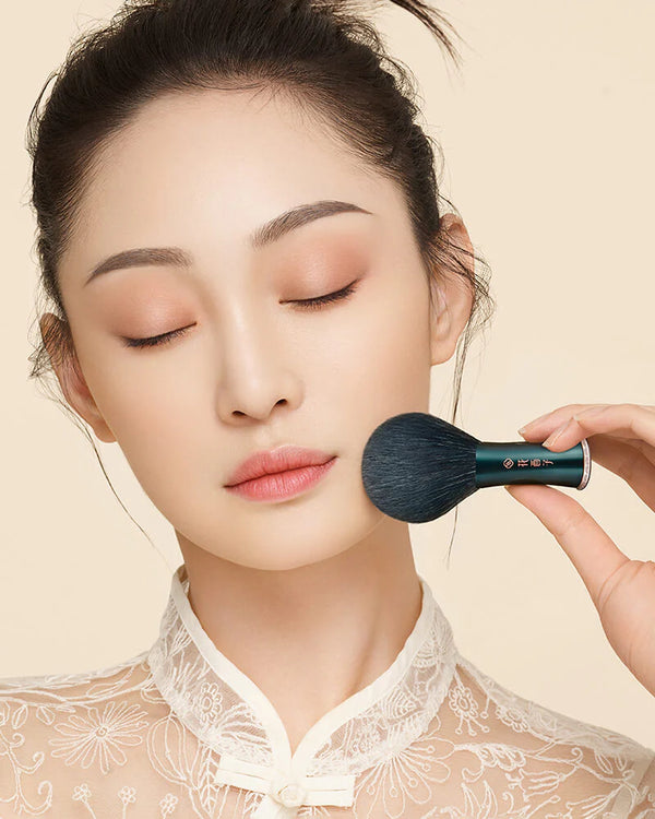 FEATHERING FAN PRESSED POWDER BRUSH